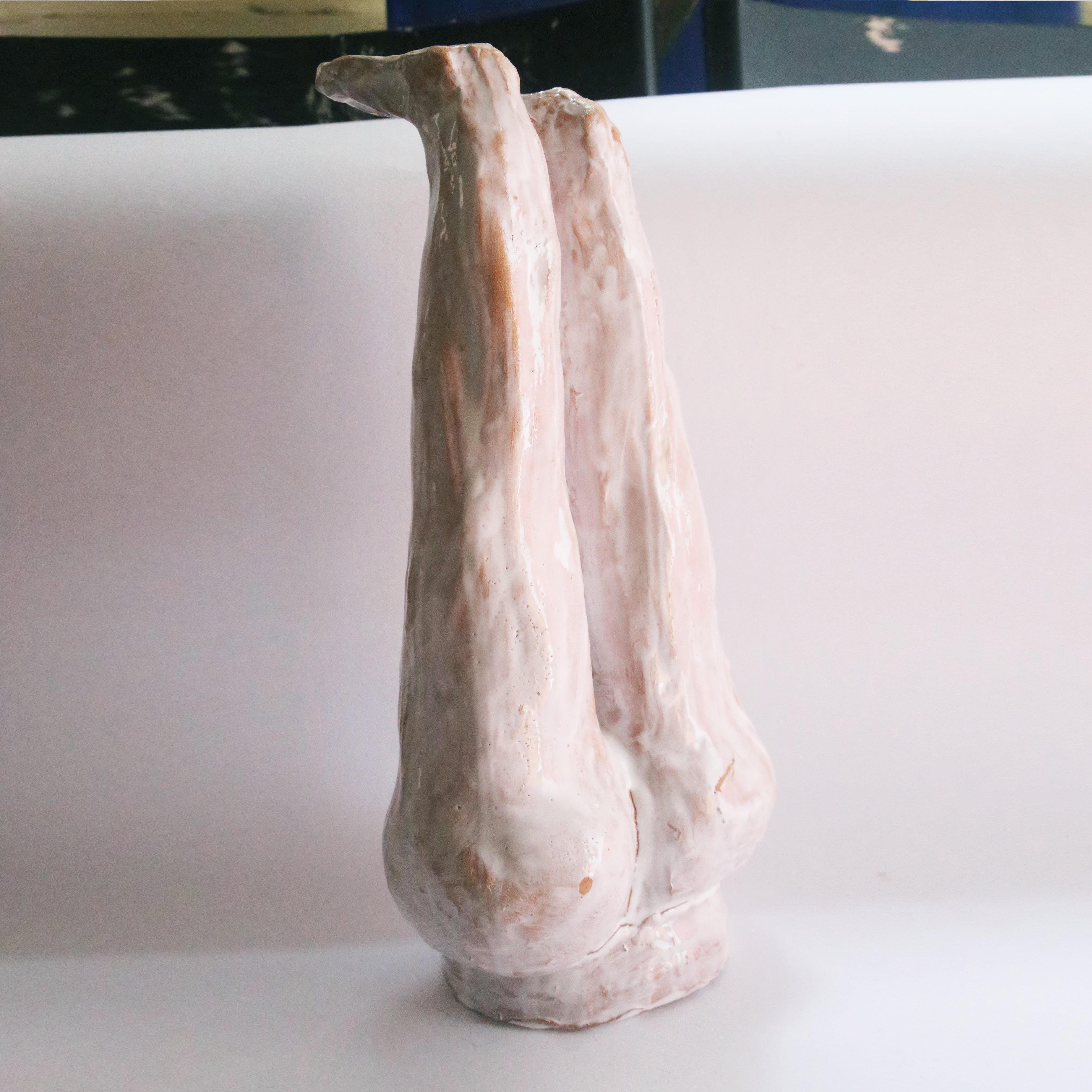 LEGS, CERAMIC SCULPTURE MADE BY LEONARDO GLAUSO. 2026. FIRENZE.